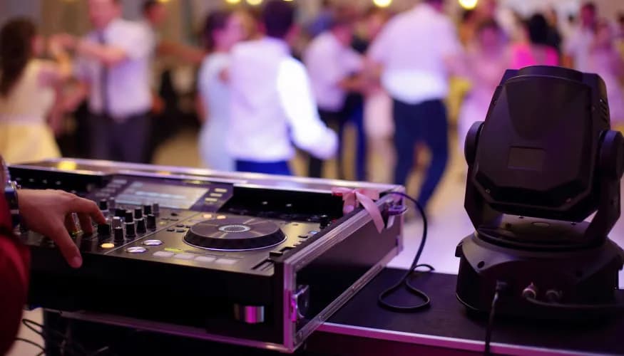 Erweitern Sie Ihre Hochzeitsunterhaltung mit einem erstklassigen Hochzeits-DJ