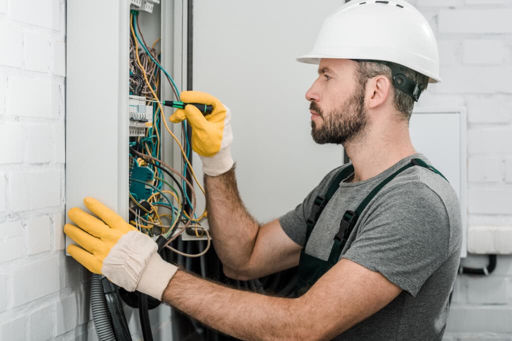 DGUV Vorschrift 3 und UVV Prüfung: Risiken durch elektrische Anlagen minimieren