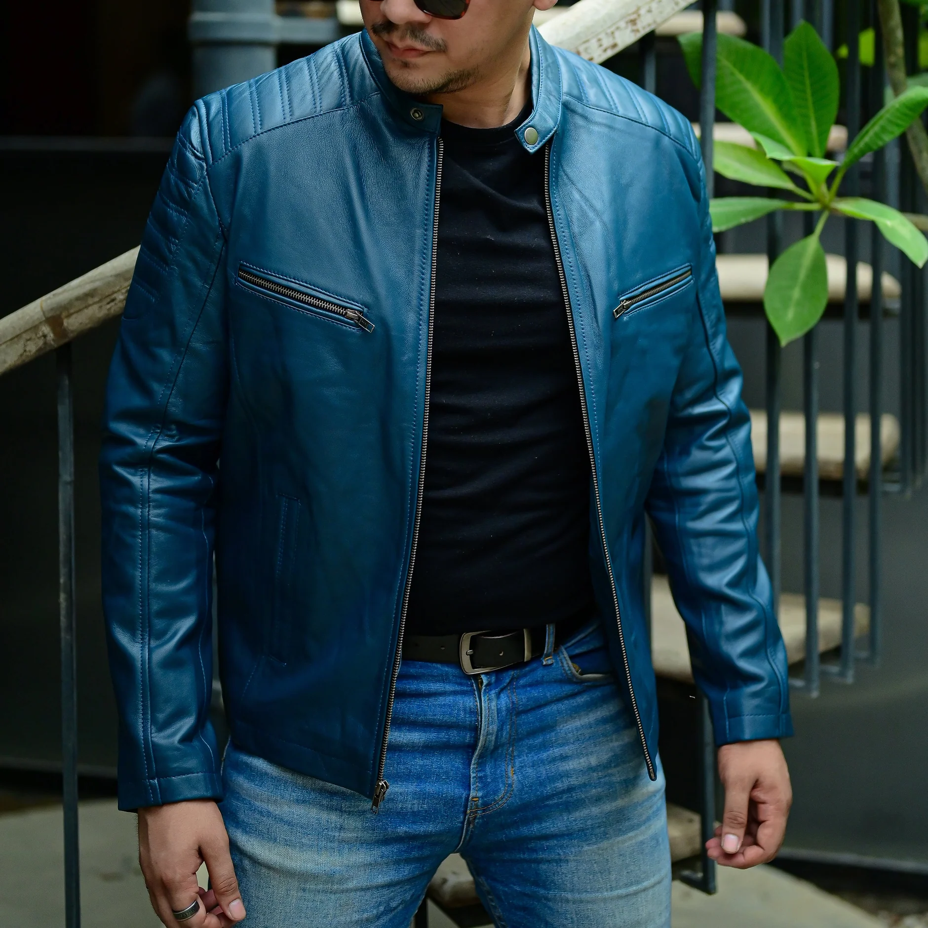 Die Lederjacke Herren Schwarz von Crone: Zeitloses Design trifft auf moderne Eleganz