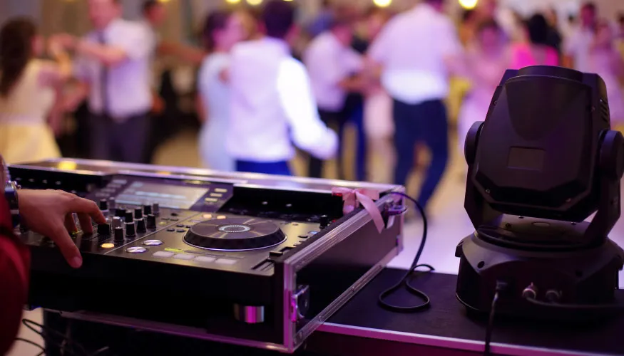 Erweitern Sie Ihre Hochzeitsunterhaltung mit einem erstklassigen Hochzeits-DJ