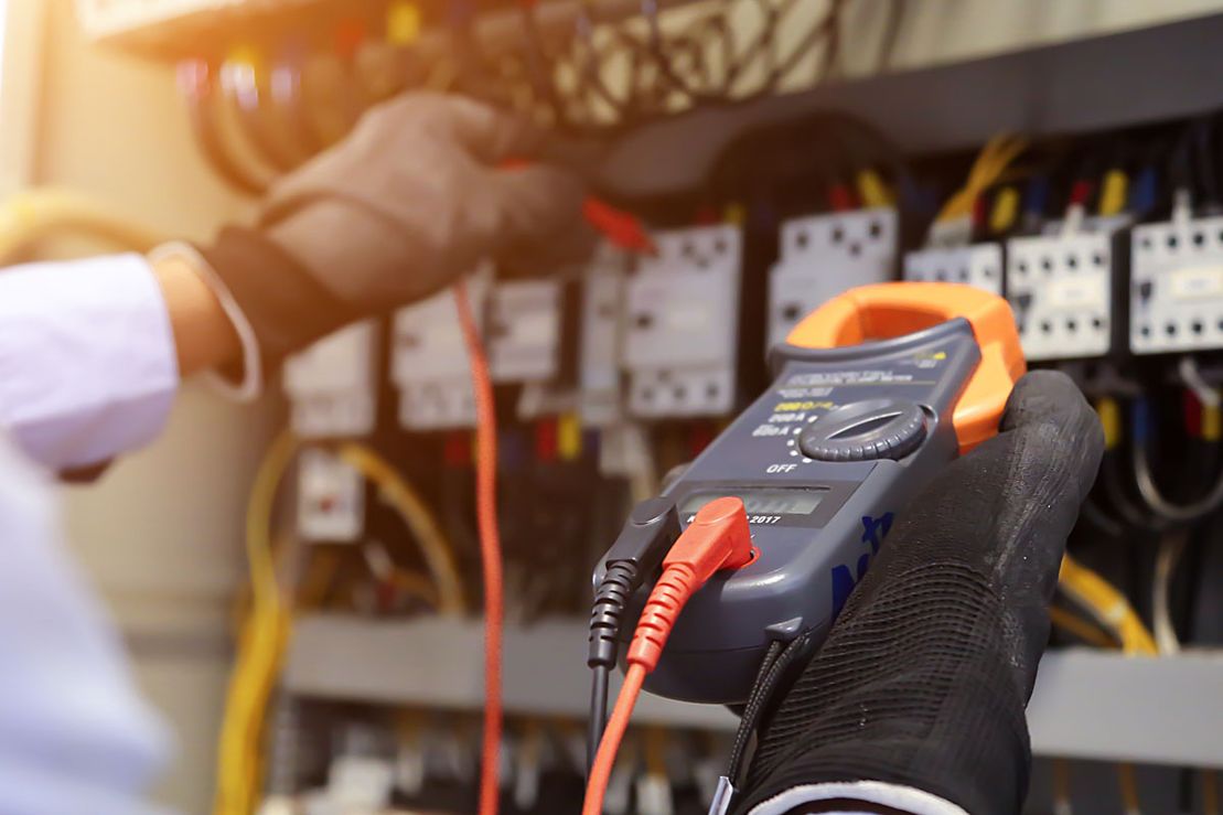 Wie Sie einen vertrauenswürdigen Notfall Elektriker in der Nähe finden