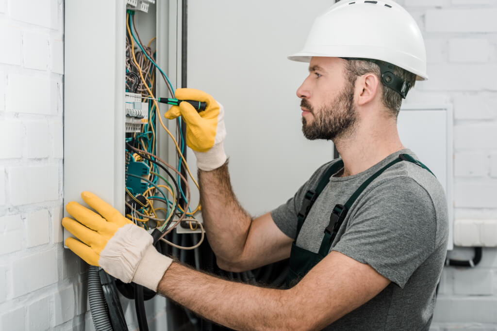 DGUV Vorschrift 3 und UVV Prüfung: Risiken durch elektrische Anlagen minimieren