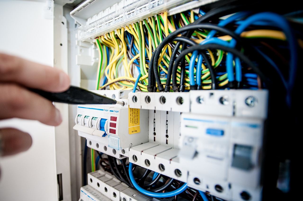 DGUV Vorschrift 3 und UVV Prüfung: Risiken durch elektrische Anlagen minimieren