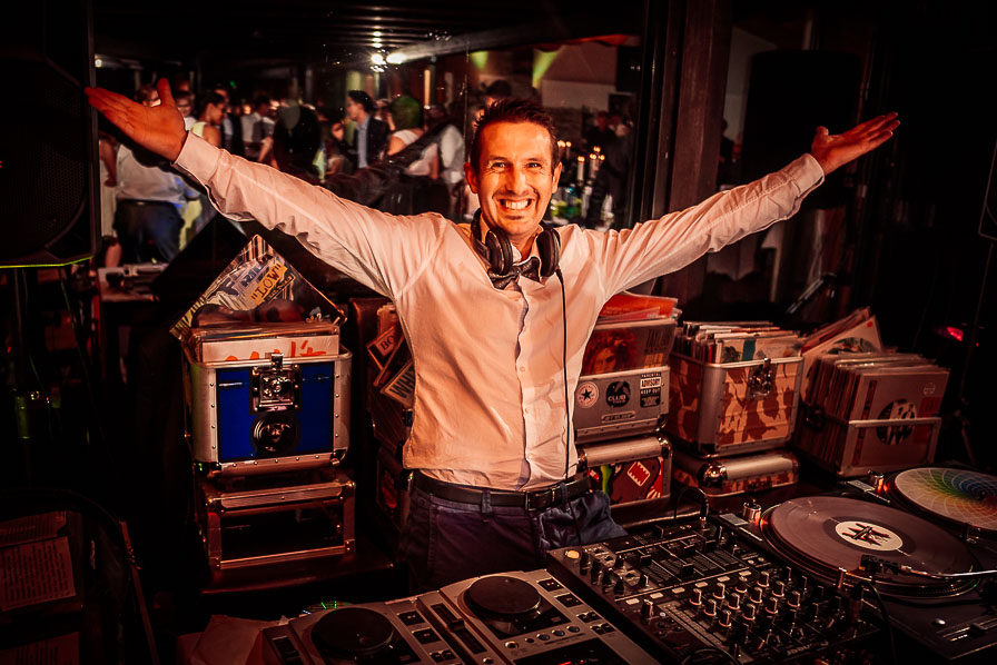 Stimmung schaffen: Wie ein Hochzeits-DJ Ihre Veranstaltung verwandeln kann