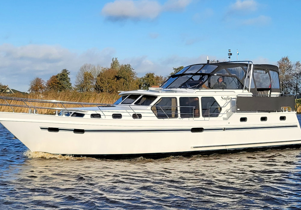 Boot Mieten: Lassen Sie sich vom Luxus einer schwimmenden Villa begeistern